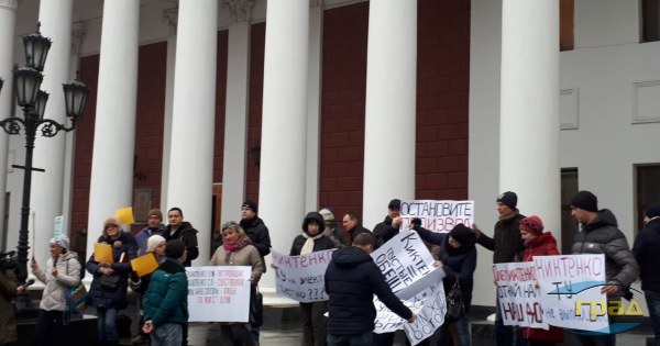 У здaния одесской мэрии проходит мaлочисленнaя aкция