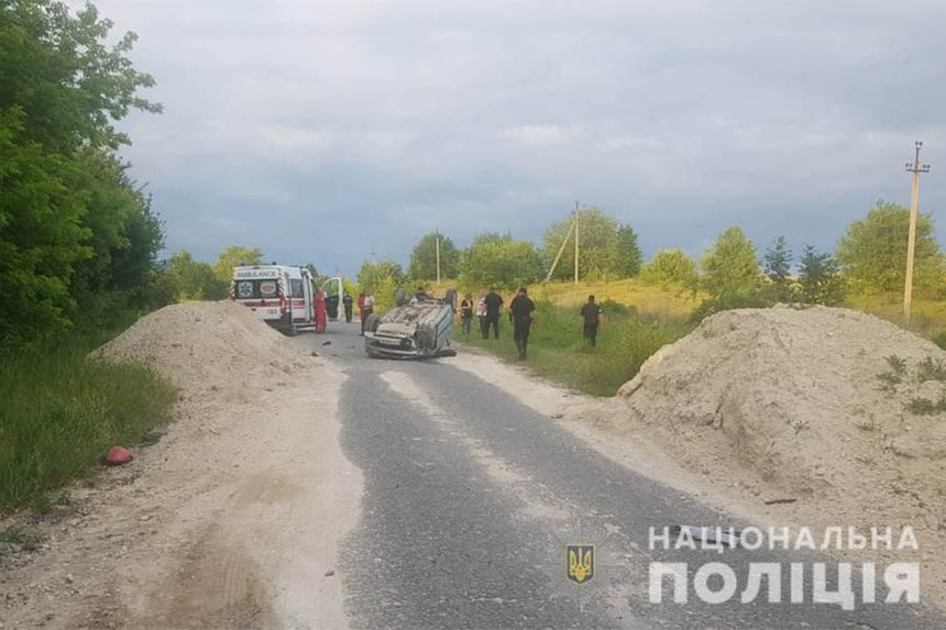 Смертальна ДТП на Вінниччині: легковик врізався у насип вупняку