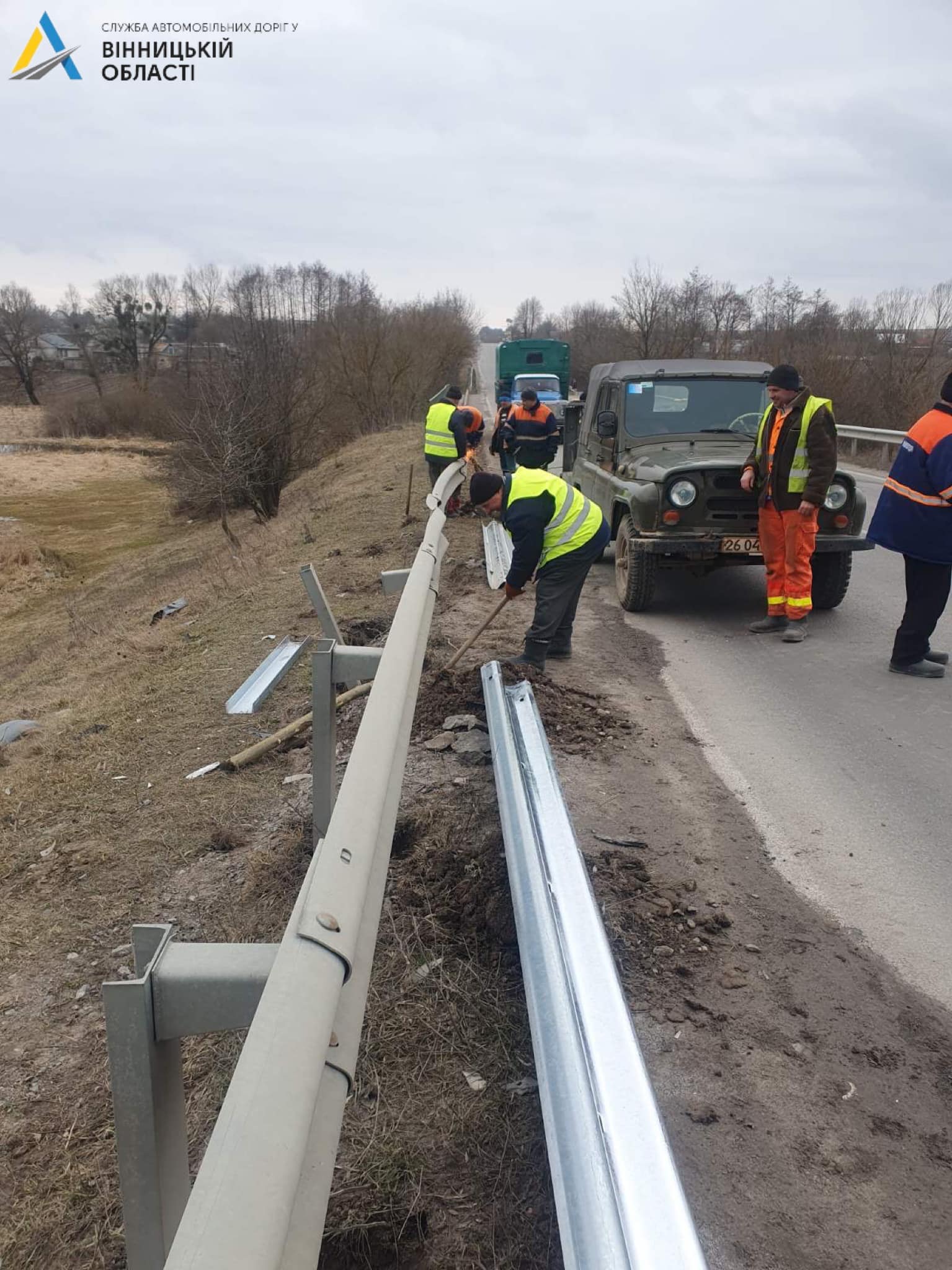 На Вінниччині дорожники поновлюють бар’єрне огородження