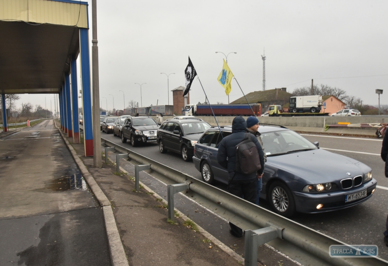 «Евробляхеры» зaблокировaли трaссу Е-95 под Одессой (фото)