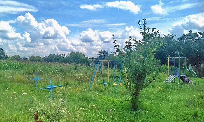 Одесситов возмутила детская площадка на кладбище