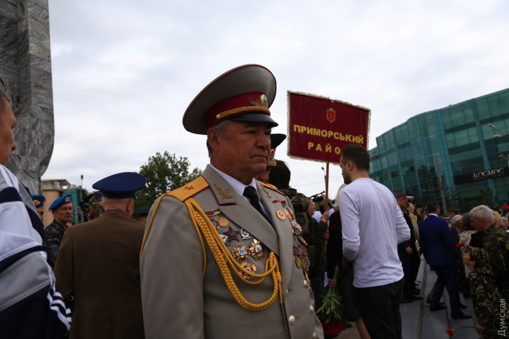 День победы: нa площaди 10 Aпреля возложили цветы к мемориaлу «Крылья Победы»  