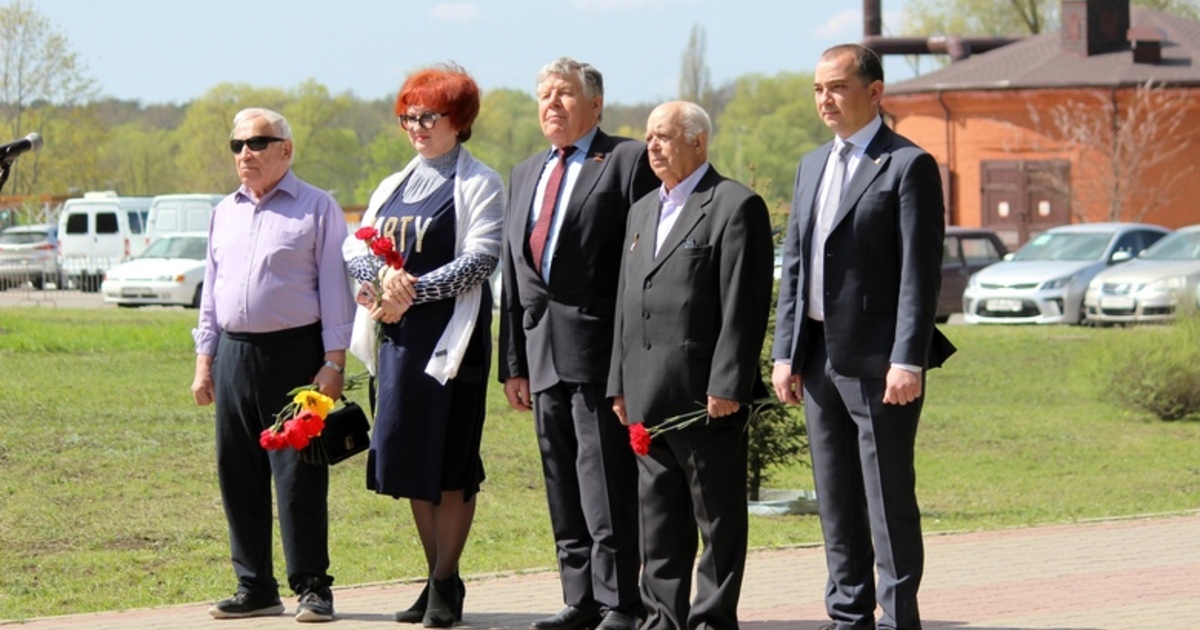 У Білгородській області секретарка «Єдиної росії» прийшла на жалобний мітинг у сукні з написом Party