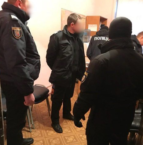Банду "перевертнів у погонах" затримали у Києві