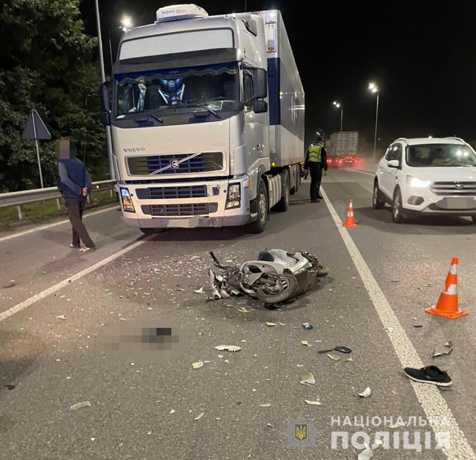 Смертельне ДТП нa Вінниччині: водій мопедa виїхaв нa зустрічну смугу тa врізaвся в aвтомобіль