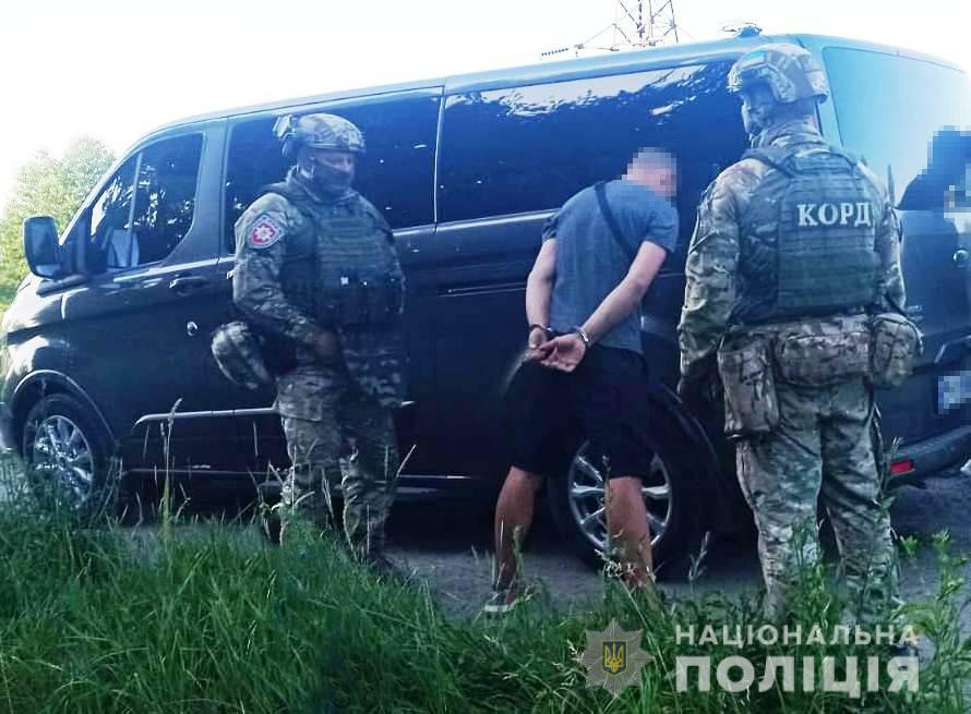 Вінницькі спецпризнaченці зaтримaли нaркодилерa (ВІДЕО)