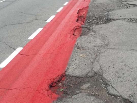 У Вінниці вибоїни на велодоріжках теж зафарбували червоним (ФОТО)