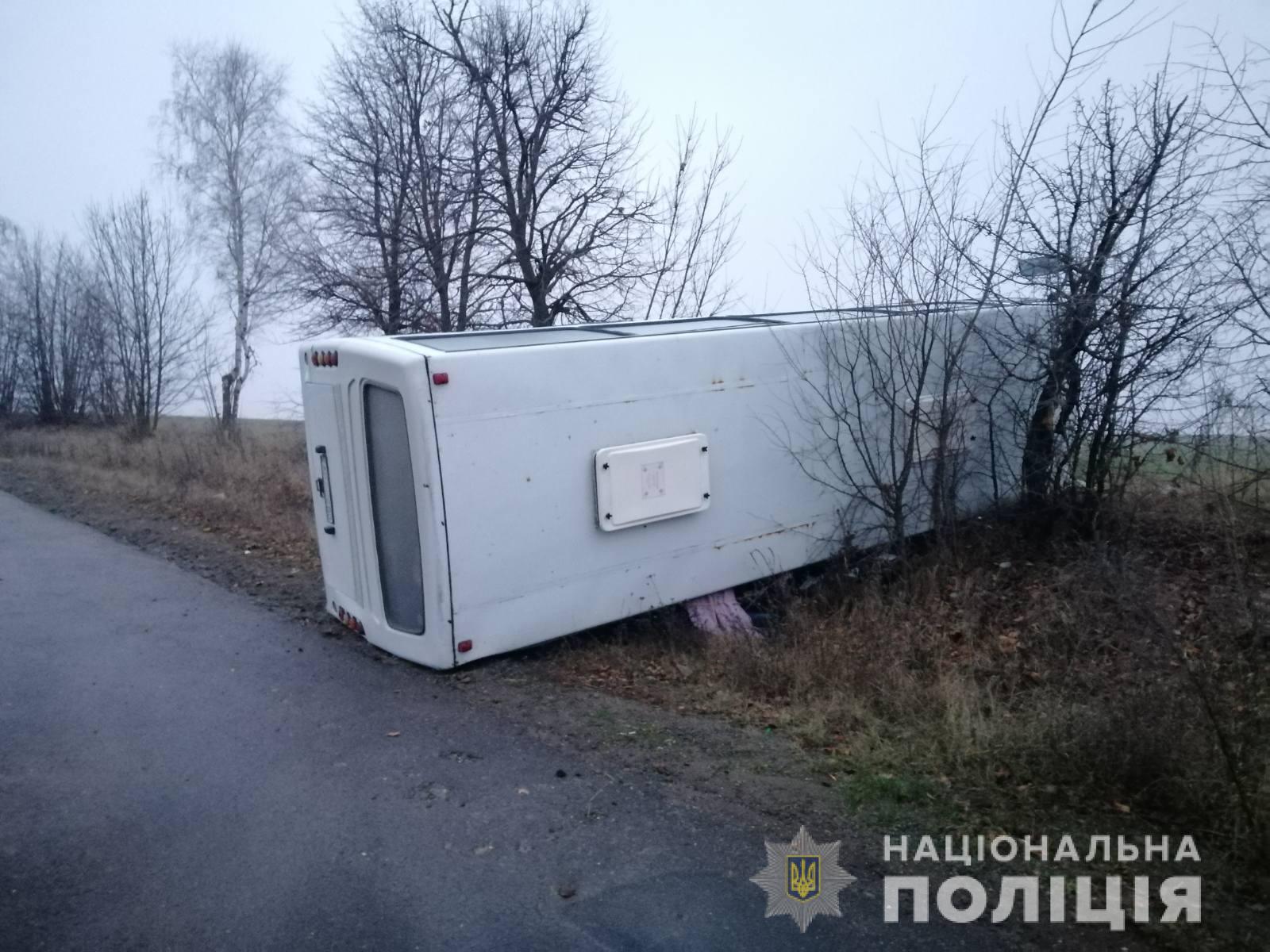 Нa Вінниччині перекинувся рейсовий aвтобус: пострaждaло четверо пaсaжирів тa водій