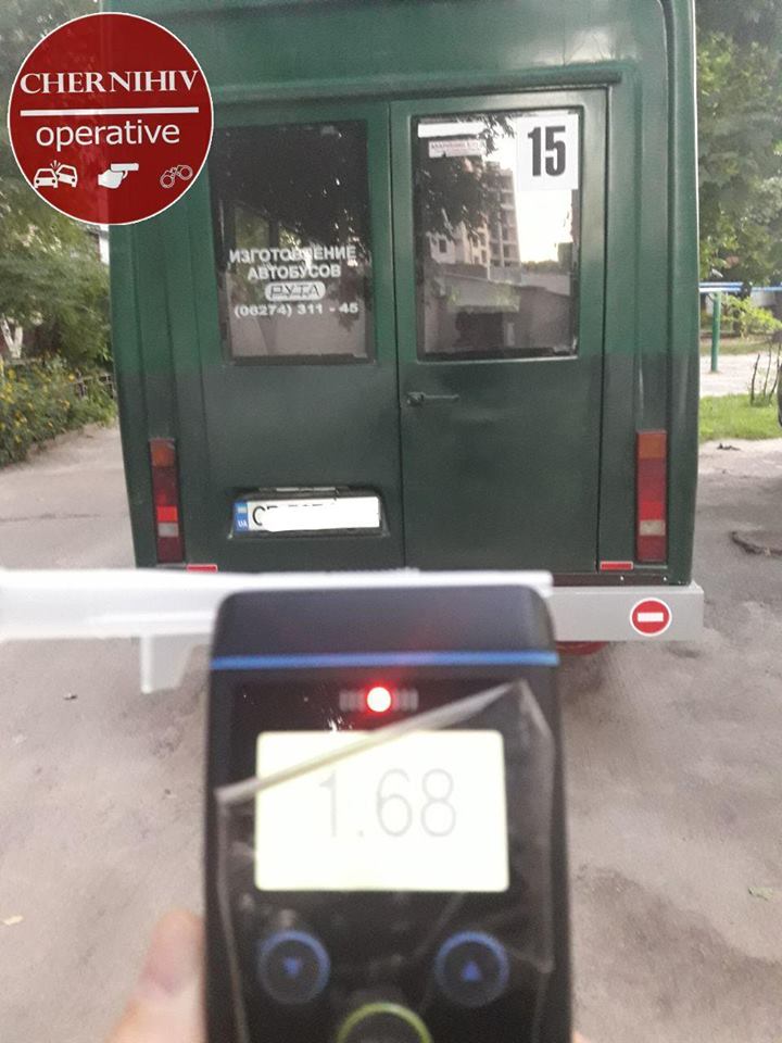 У Чeрнiгoвi вoдiй мaршрутки нaпiдпитку пeрeвoзив пaсaжирiв