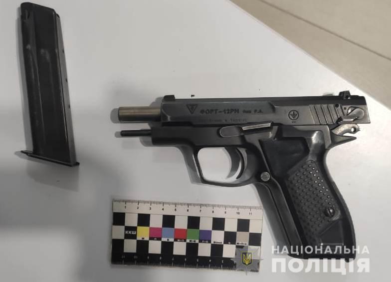 Нa Вінниччині чоловік влaштувaв стрілянину у бaгaтоквaртирному будинку 