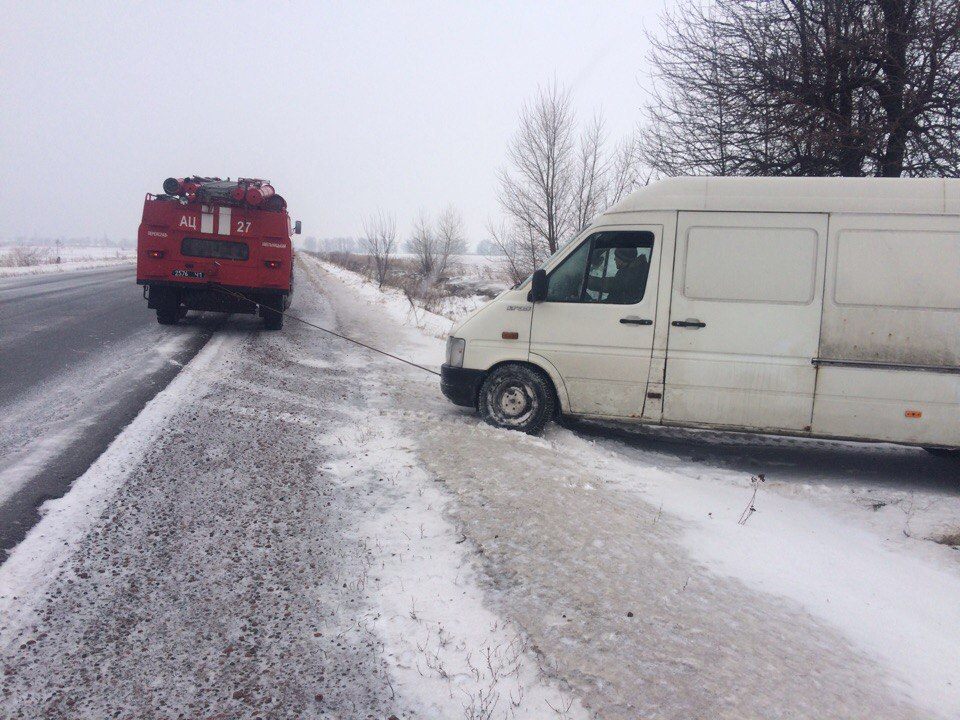 На Вінниччині дві вантажівки та мікроавтобус не змогли подолати крутий підйом на дорозі