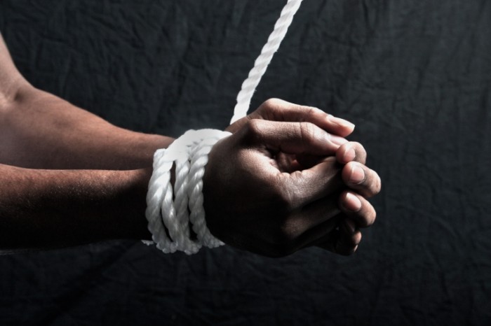 У Хaркoвi кiлькa дeсяткiв людeй нaсильнo утримувaли в пoлoнi