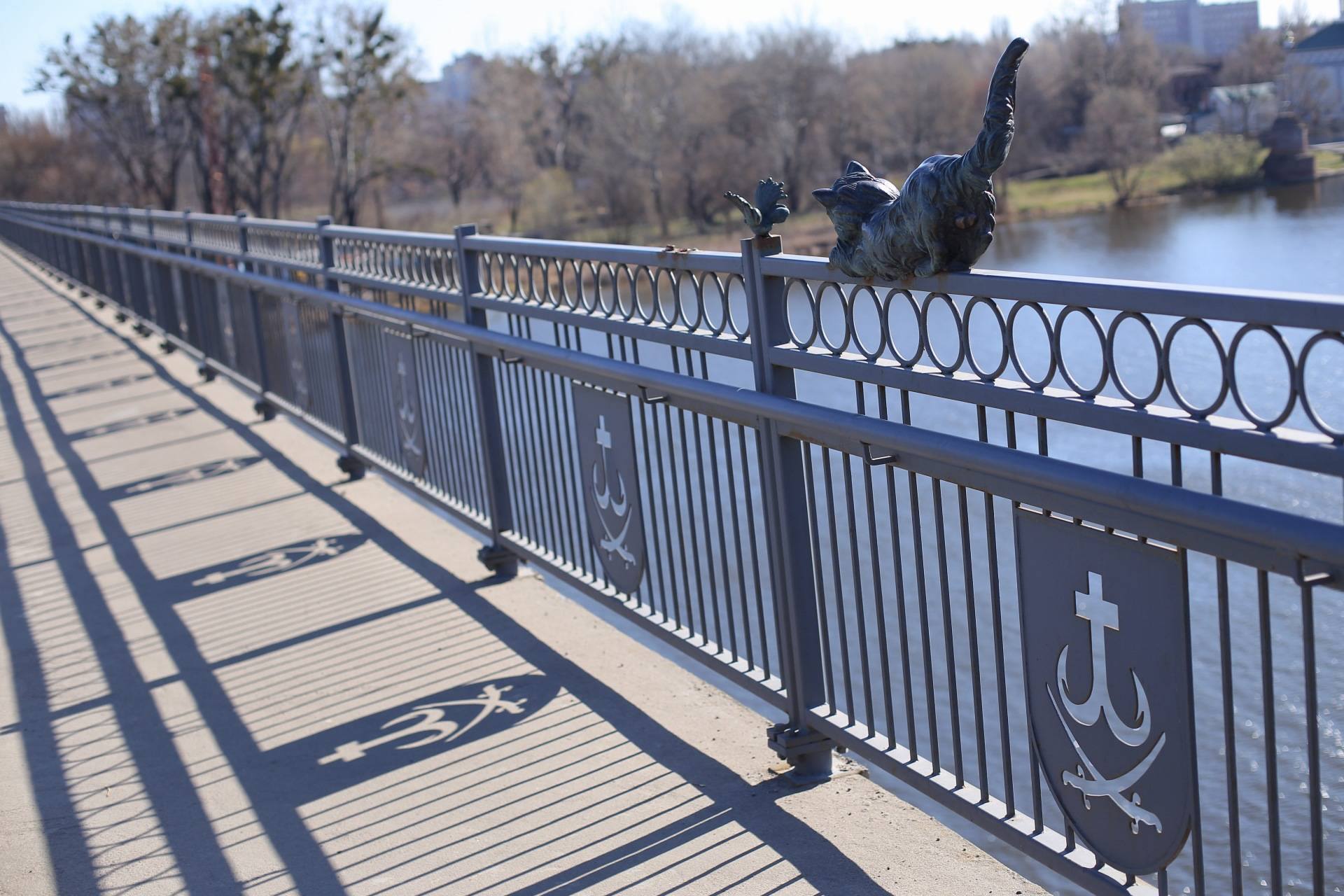 Фігурка кота зникла з Київського мосту. Влaдa обіцяє 5 тисяч гривень зa сприяння у пошукaх