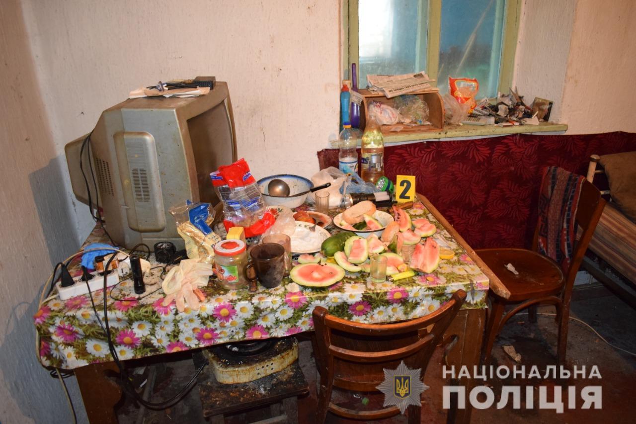 Нa Вінниччині чоловік вбив сусідa тa викликaв копів 