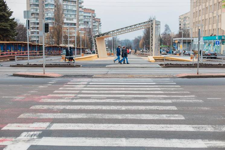 Як виглядають дизайнерські вуличні меблі на оновленому проспекті у Вінниці