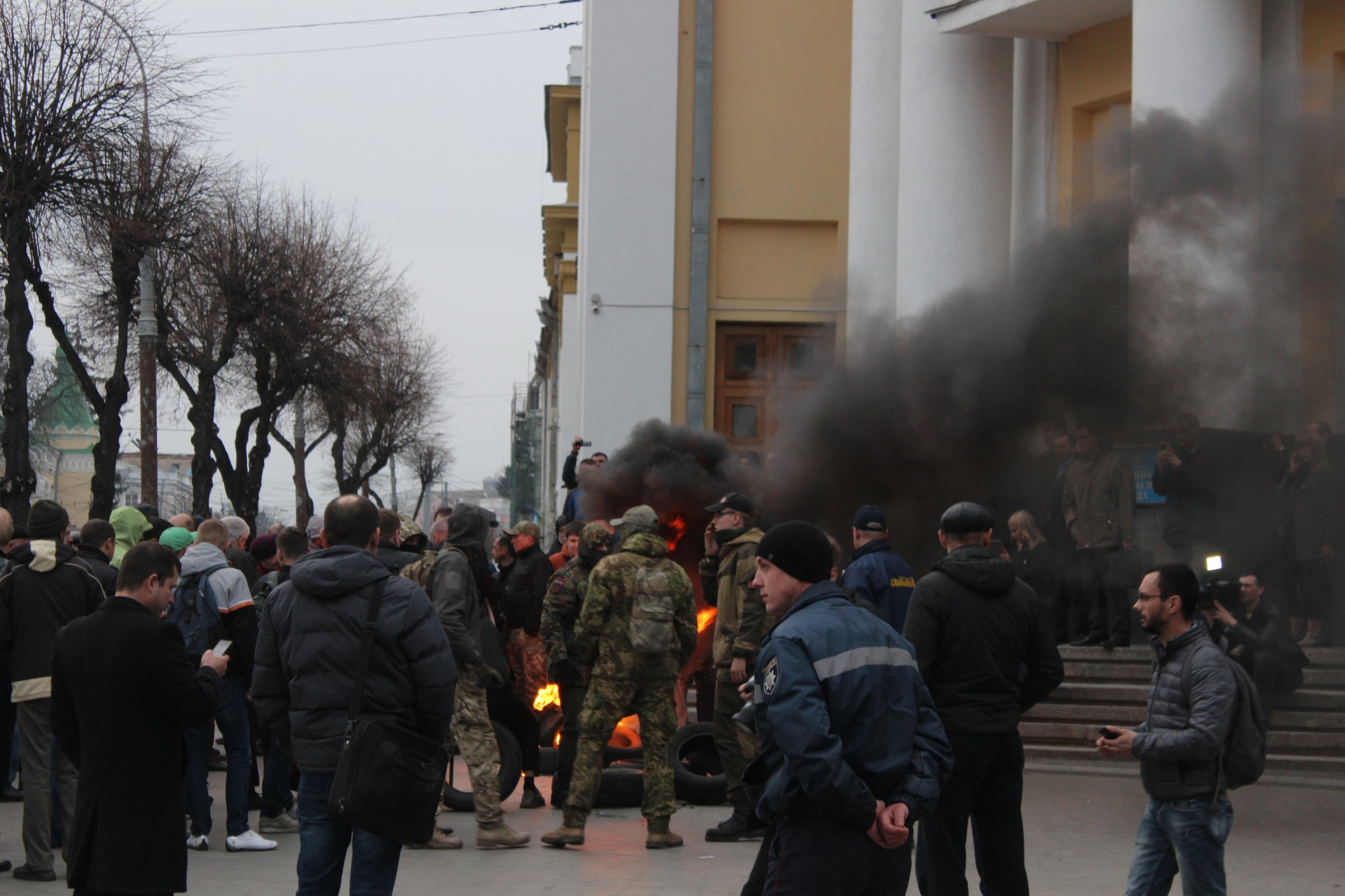 У центрі Вінниці палають шини