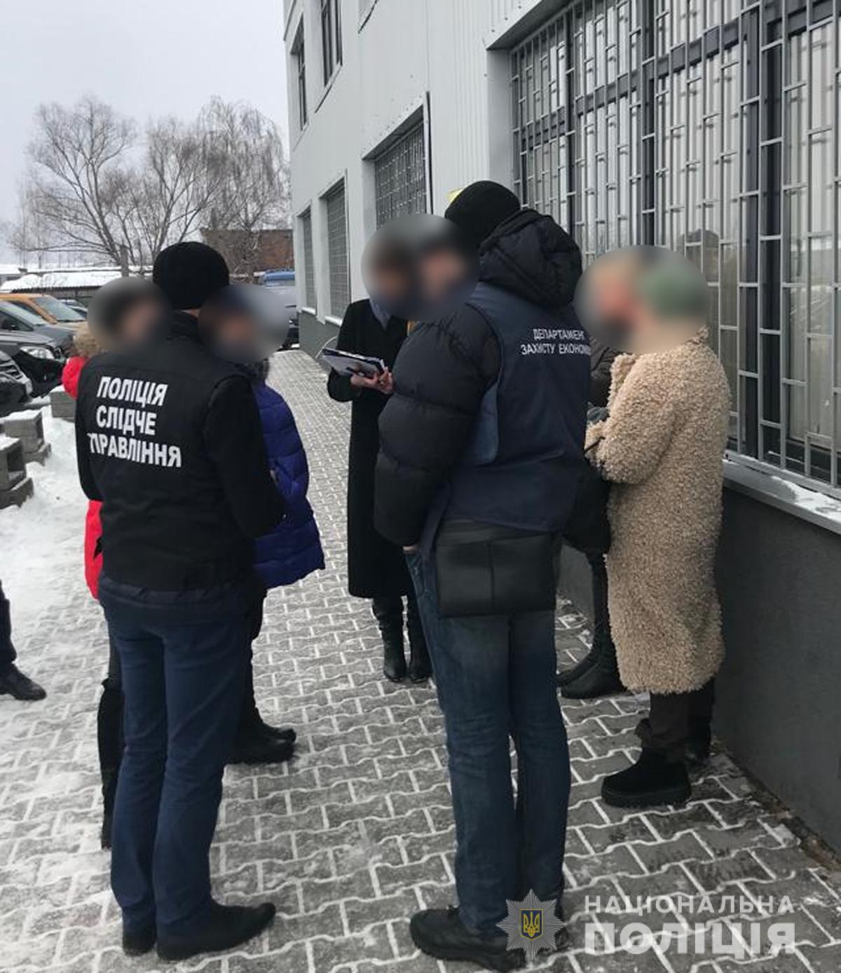 У Чернівцях затримали хабарницю-посередницю на митниці