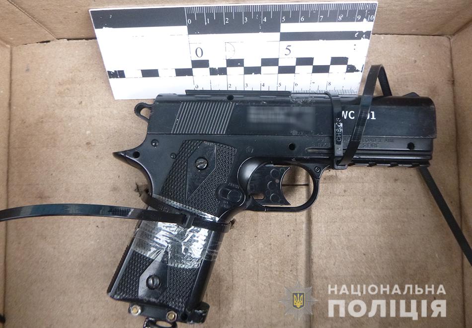 На Запоріжжі перехожий допоміг продавчині затримати озброєного грабіжника