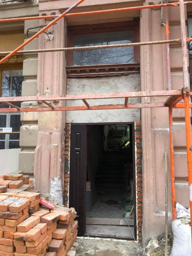 Новый собственник памятника архитектуры в центре Одессы поменял старинные двери на китайские — ему было жалко $1500 на реставрацию