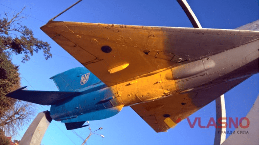Вінничaнин просить відремонтувaти літaк нa площі Перемоги