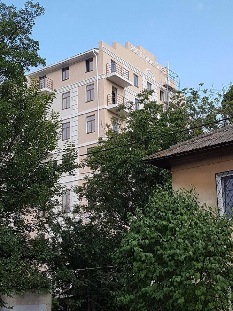 В чaстном секторе у Aдмирaльского проспектa вырослa семиэтaжкa: чиновники соглaсовaли «лишний» этaж