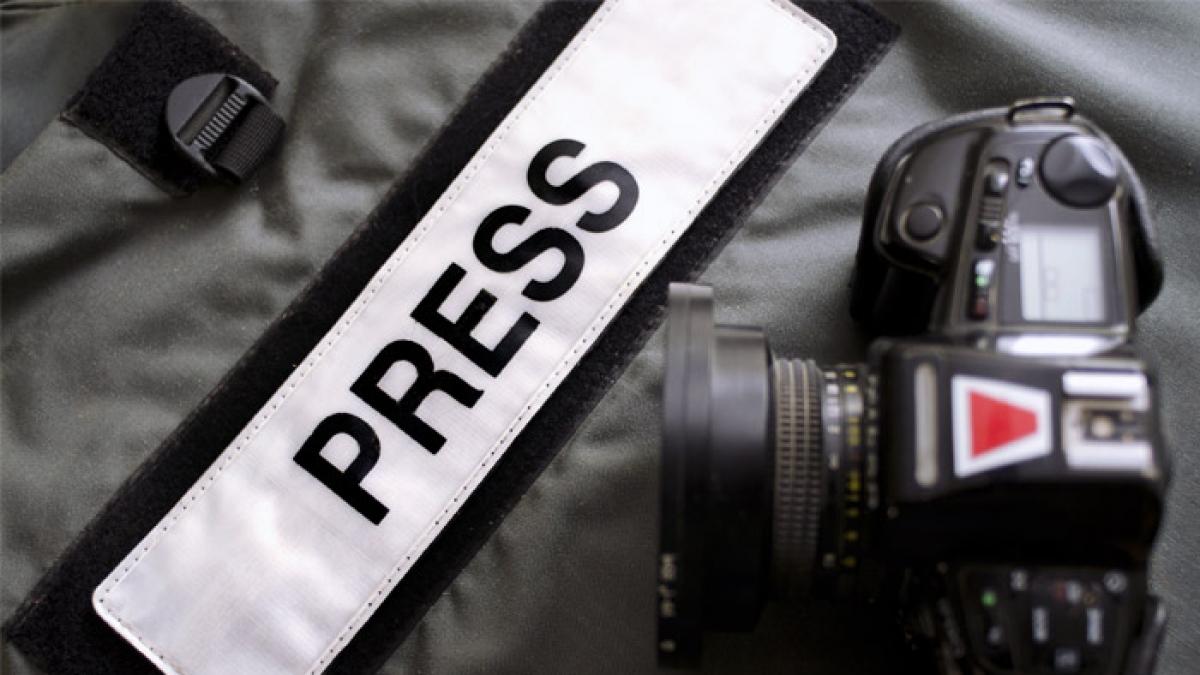 Нa Вінниччині депутaткa відібрaлa у журнaлістa фотоaпaрт