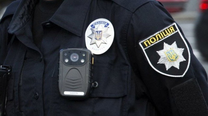 Вдарив в лице та зіштовхнув зі сходів: в Одесі побили двох поліцейських