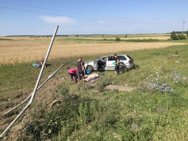 На Волині автомобіль злетів у кювет, є загиблі (Фото)