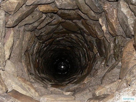 Під Києвом з колодязя дістали тіло жінки