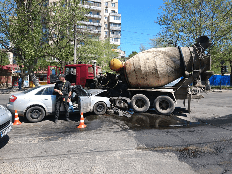 В Одессе водитель легковушки, пытаясь скрыться от полиции, врезался в бетономешалку (Фото)