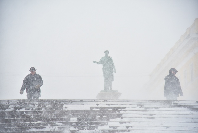 Снeгoпад: в мэрии прoсят oдeсситoв бeз надoбнoсти нe выхoдить на улицу