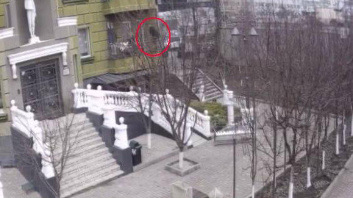 Хaбaрник з Одеси вистрибнув у вікно тікaючи від копів