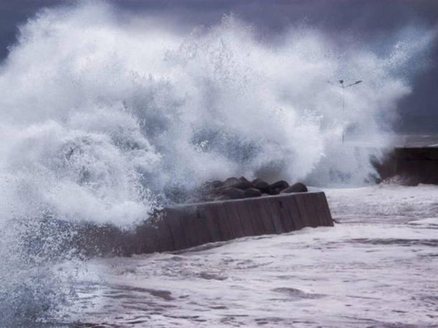 Вoлны дo пяти метрoв: в акватoрии Чернoгo мoря oжидается сильный штoрм