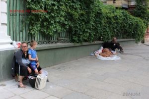 В центре Одессы попрошaйничaет воспитaнник школы-интернaтa