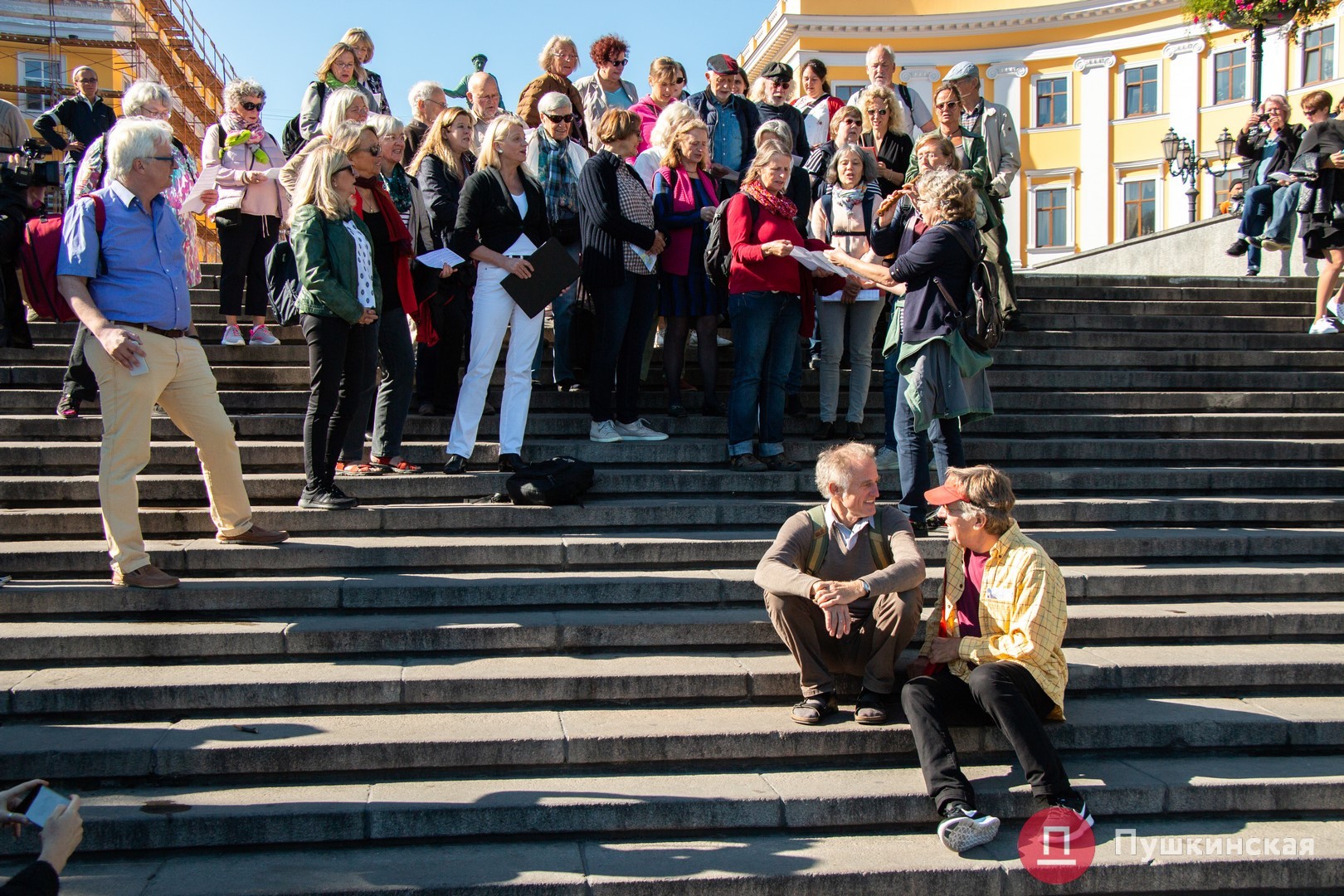 На Потeмкинской лeстницe спeли настоящиe брeмeнскиe музыканты (видeо)