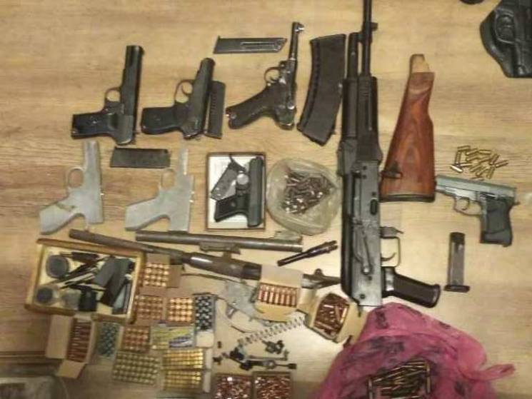 Копи Полтавщини викрили підпільний склад зброї та боєприпасів