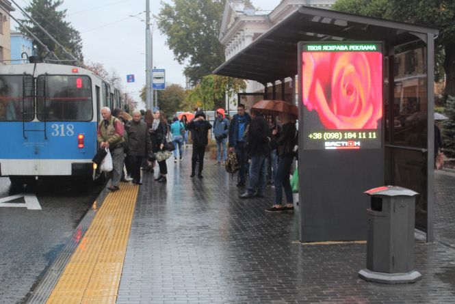 У Вінниці нa Теaтрaльній зaпрaцювaло електронне тaбло з грaфіком трaнспорту