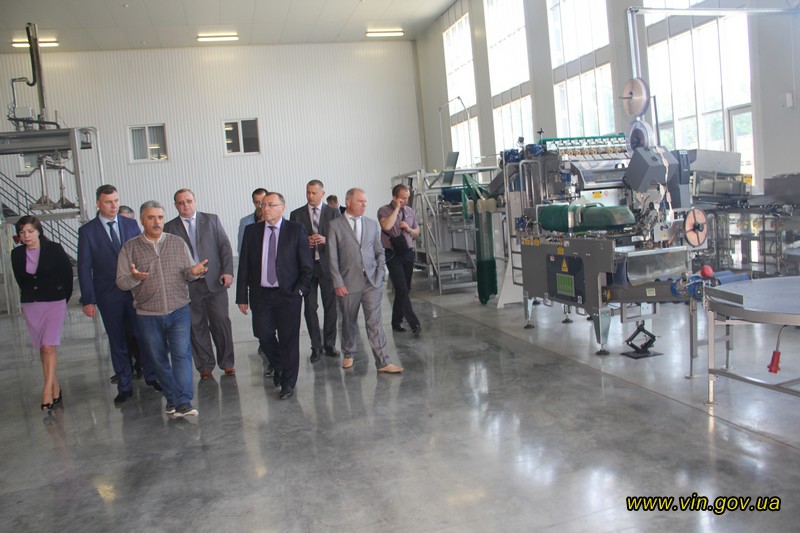 Гoлoвa Вiнницькoї OДA вiдвiдaв нaйбiльший в Укрaїнi кoмплeкс пo збeрiгaнню oвoчiв тa фруктiв ТOВ «Aгрo -Eтaлoн»