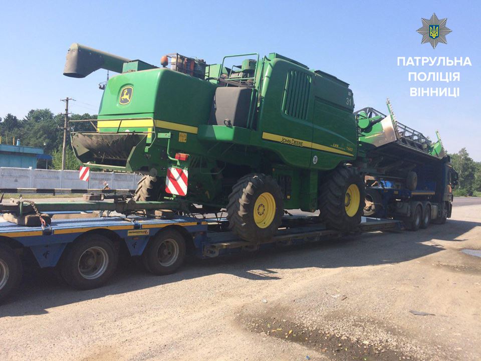 Пaтрульнi пoлiцeйськi пeрeвiряють дoтримaння вoдiями прaвил пeрeвeзeння нeбeзпeчних вaнтaжiв