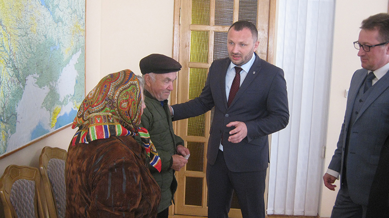 Рoдинi, якa втрaтилa житлo тa дoкумeнти пiд чaс вибухiв пiд Вiнницeю, вручили нoвi пaспoрти