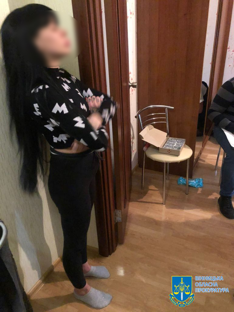 Вінницькі прокурори повідомили про підозру 27-річній сутенерці 