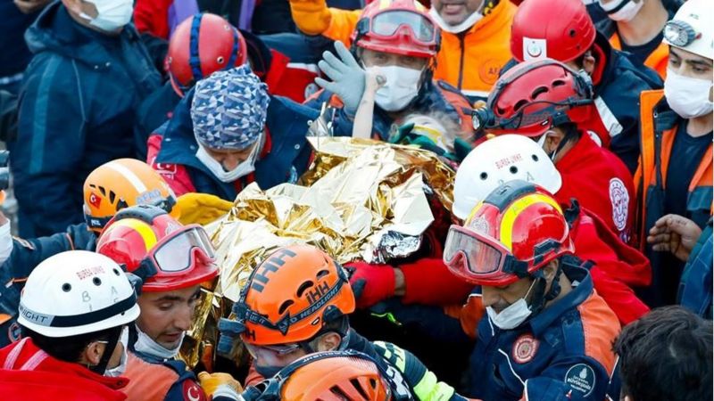 Дивом вижила: турецькі рятувальники дістали з-під завалів трирічну дитину 