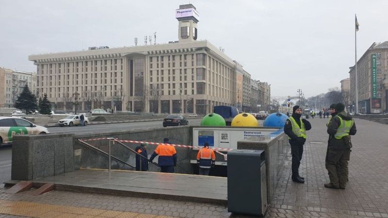 У переході на Майдані Незалежності в Києві обвалилася стеля (фото)