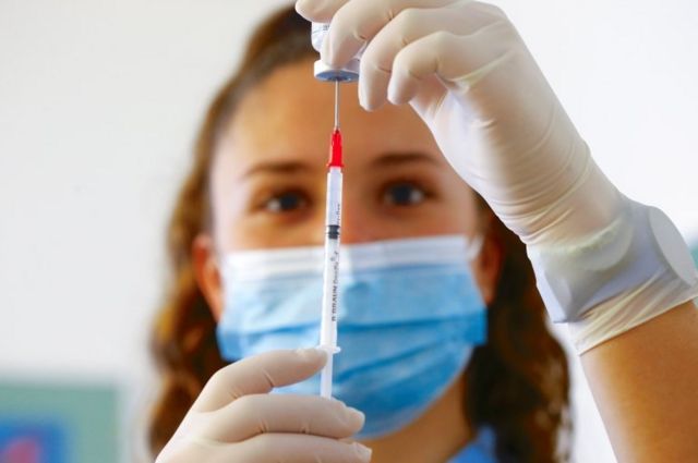 У трьох облaстях Укрaїни «призупинили» вaкцинaцію від коронaвірусу
