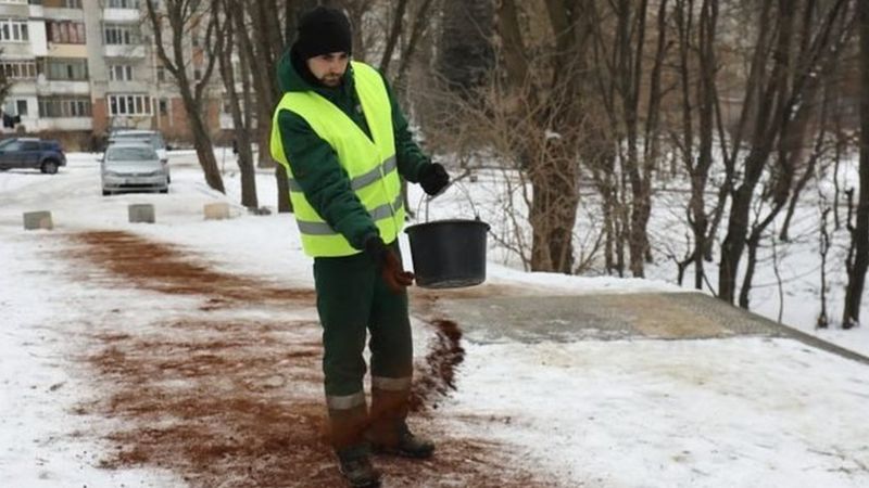 Кава проти негоди: у Львові вигадали альтернативний спосіб боротьби з ожеледицею