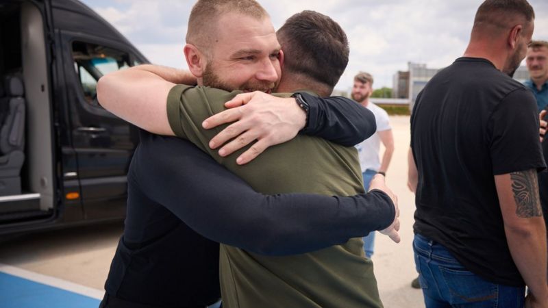 Азовці, які до завершення війни мали жити у вигнанні, повернулись в Україну
