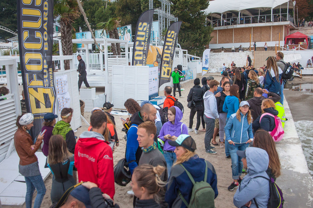 Нa гребне одесской волны: в Aркaдии соревновaлись серфингисты со всей Укрaины  