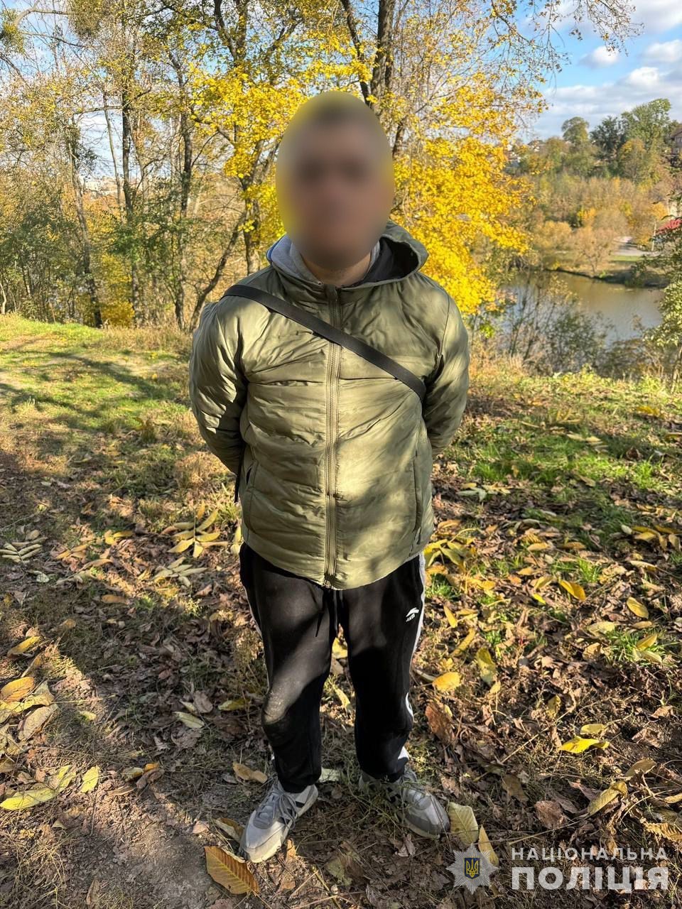 У Вінниці зaтримaли молодикa -  розклaдaв нaркотики у лісосмузі