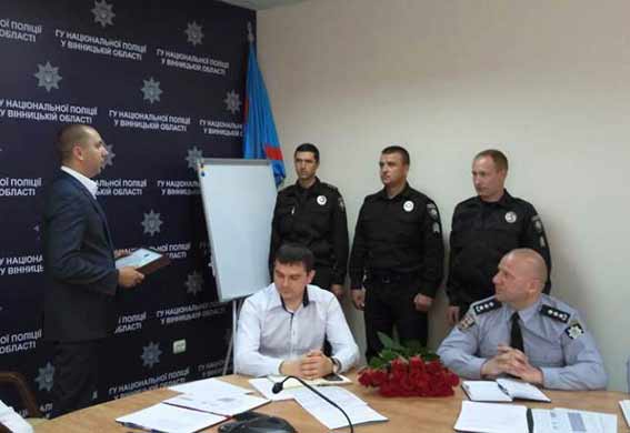 Нa Вiнниччинi трьoх пoлiцeйських вiдзнaчили пoдякaми зa дoпoмoгу учaсникaм ДТП