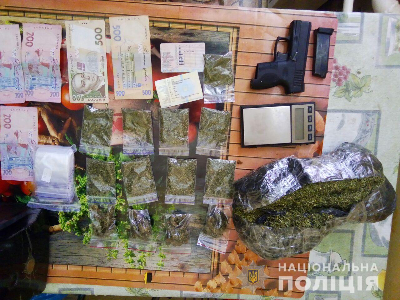 На Херсонщині поліцейські вилучили в зловмисників наркотики